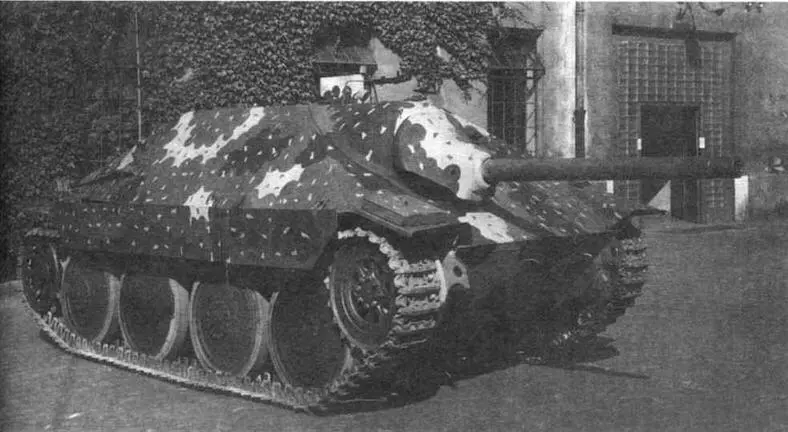 Противотанковая САУ Hetzer во дворе завода ВММ в Праге сентябрь 1944 года - фото 79
