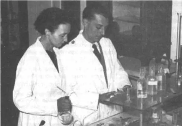 Ирен Кюри и Фредерик Жолио 1935 год В этом году паре получила Нобелевскую - фото 47