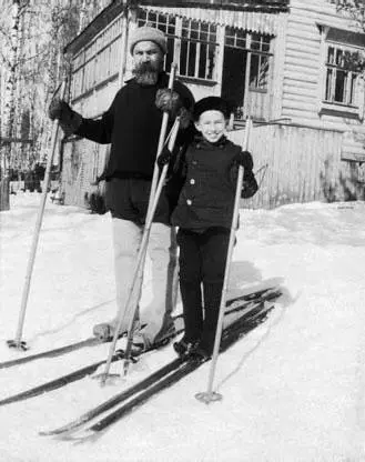На лыжах Сверху Михаил Несторович и Коля Снизу Георгий Несторович - фото 101