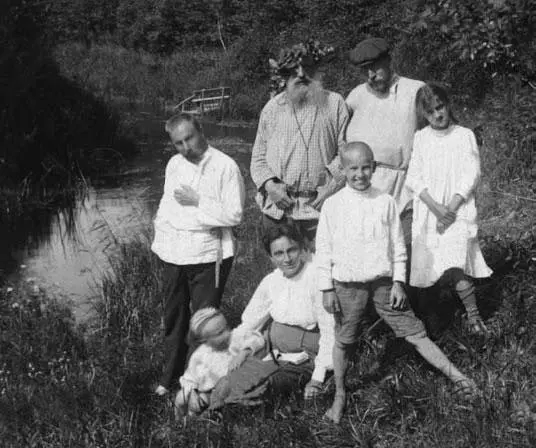 На берегу Икши Стоят слева направо Георгий Несторович Пётр Фёдорович Филатов - фото 104
