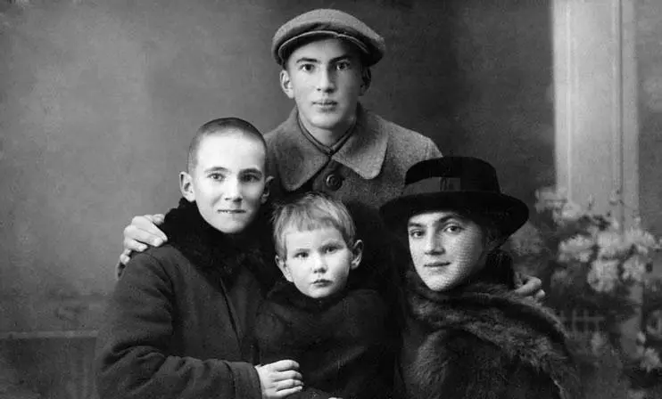 Дети Сперанских в Одессе Октябрь 1918 г Сережа Наля Коля последнее его - фото 113