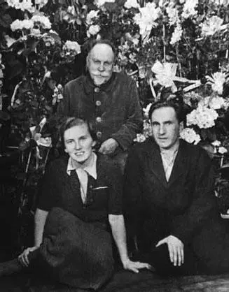 Юбилей Георгия Несторовича апрель 1939 г ГН с дочерью Налей и сыном Сергеем - фото 121
