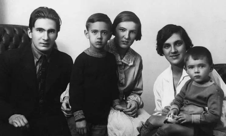 Сергей и Наля Сперанские с Екатериной Георгиевной и её детьми во время их - фото 129