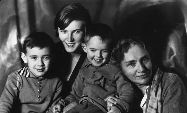 Елизавета Петровна и Наля с Колей и Додиком Мк Роби Москва 1928 г - фото 130