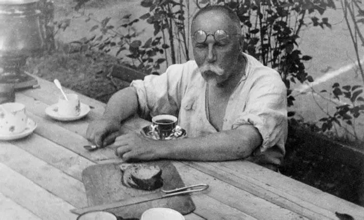 После работы чай в саду 1932 г Елизавета Петровна на даче в Деденеве - фото 136