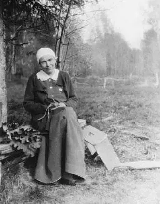 Елизавета Петровна на даче в Деденеве 1932 г Елизавета Петровна на даче в - фото 137
