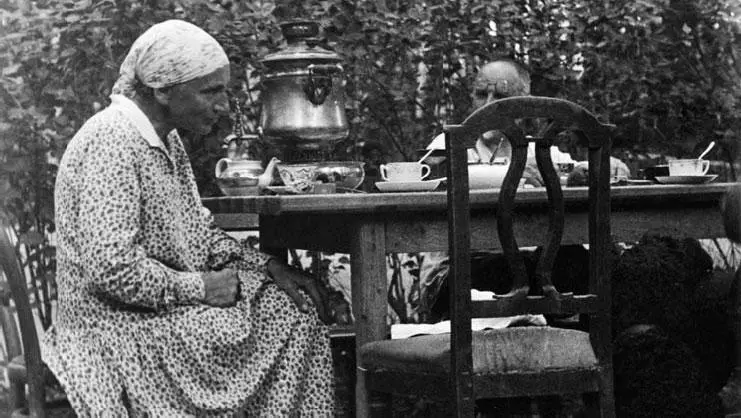 Елизавета Петровна и Георгий Несторович за чайным столом на даче 1932 г - фото 142