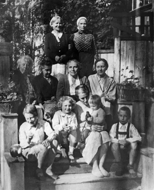 Сперанские и их гости На ступеньках дачной веранды Лето 1939 г В первом ряду - фото 150