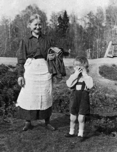 Мы с няней Матрёшей Последняя предвоенная фотография начало июня 1941 г - фото 163