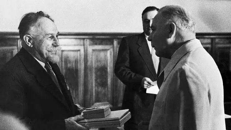 Председатель президиума Верховного Совета К Е Ворошилов вручает Г Н - фото 180
