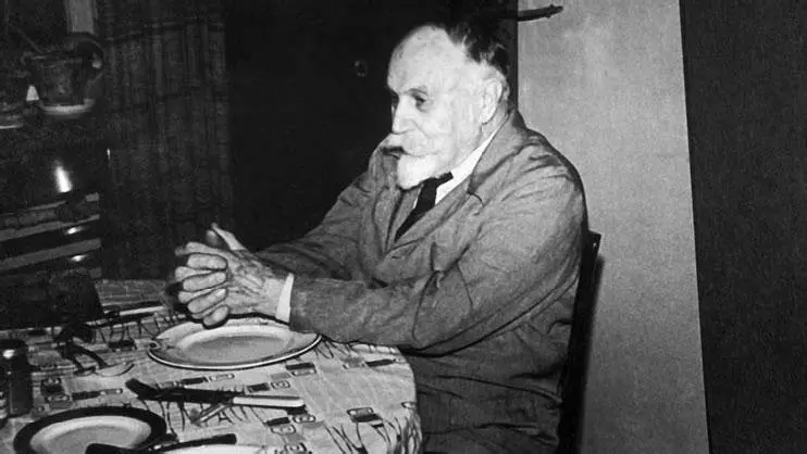 Георгий Несторович за обедом в столовой За ним виднеется нижняя часть часов - фото 187