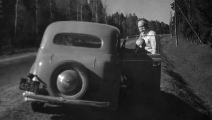 Георгий Несторович с внуком Алёшей по дороге на дачу в Москвиче Фото 1947 г - фото 193