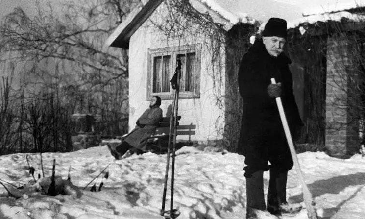 А зимой он любил чистить дорожки от снега Деденево 1950 г Георгий - фото 200