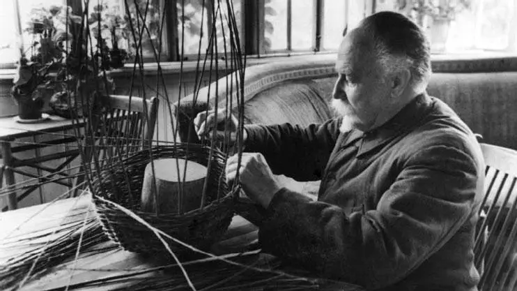 За плетением корзины Деденево 1950 г За токарным станком в мастерской на - фото 203