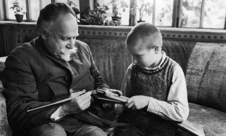 Георгий Несторович с внуком Алёшей Георгий Несторович с внуком Колей - фото 212