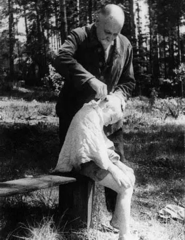 Георгий Нестрович стрижет внука Алешу автора Фото 1947 г Деденево На - фото 216