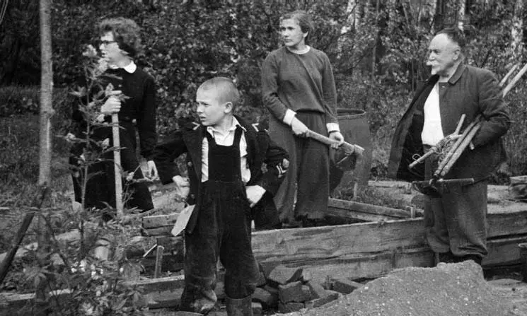 Деденево На строительстве Налиного дома Слева направо Марина Сперанская - фото 217