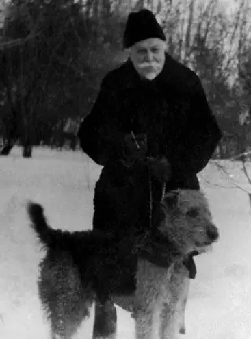 Георгий Несторович на даче с эрделем Тяпой Деденево 1952 г Деденево - фото 218