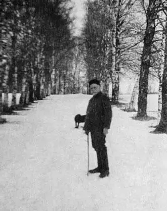 Георгий Несторович на прогулке Осень 1946 г Георгий Несторович рядом с - фото 221