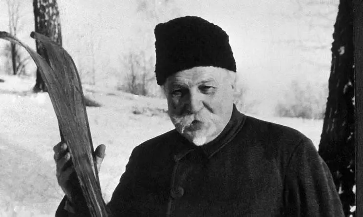 Георгий Несторович рядом с молодежью С горными лыжами на Шуколовской горе - фото 222