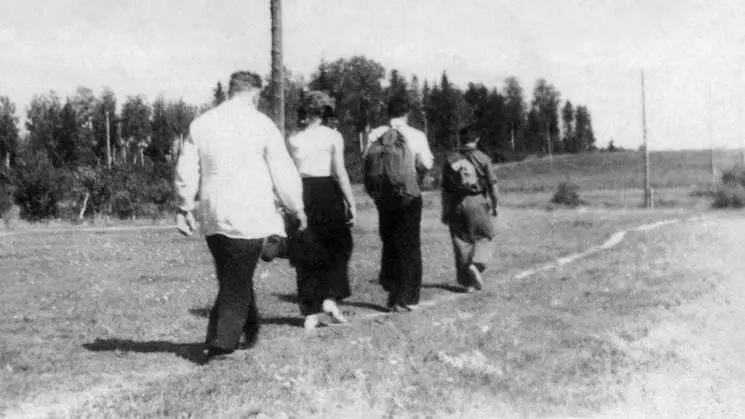 Летом в дальнем походе Фото 1949 г На коньках в 84 года Деденево осень - фото 223