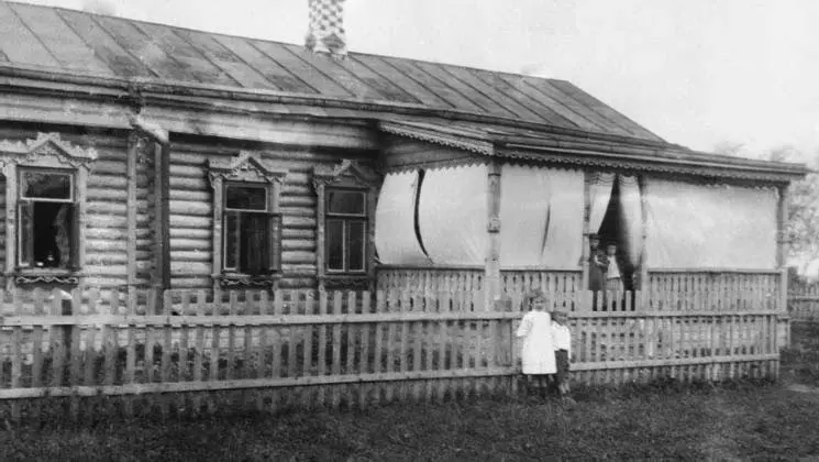 Дом Умановых где жили Сперанские в 19051906 гг У веранды стоят Катя и Коля - фото 58
