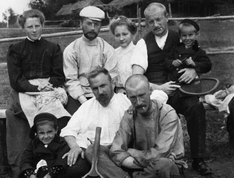 Георгий Несторович сидит на земле с ракеткой после игры в теннис Барвиха - фото 64