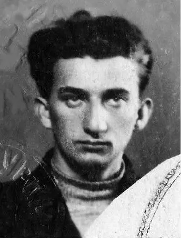 ЮМ Лотман студент Ленинградского университета 1946 Семья Лотманов 1930е - фото 2