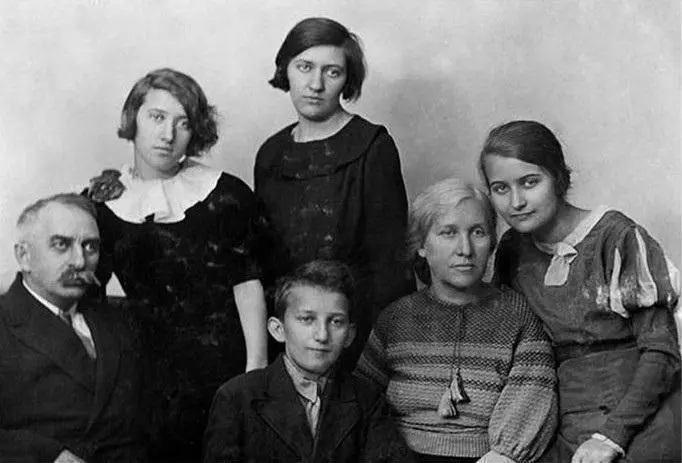 Семья Лотманов 1930е Юрий Лотман с сестрой Лидией 1940 Юрий Лотман - фото 3