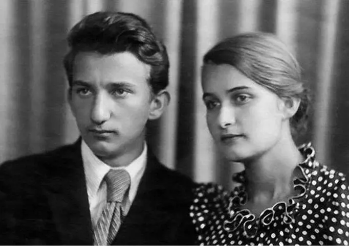 Юрий Лотман с сестрой Лидией 1940 Юрий Лотман гвардии сержант командир - фото 4