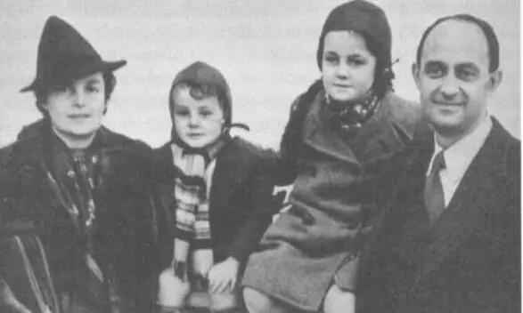 Энрико Ферми с женой Лаурой и их детьми Джулио и Неллой во время побега в США - фото 44