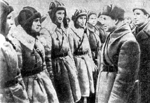 А И Лизюков обходит строй воинов 1941 г В предрассветном тумане бойцы без - фото 4