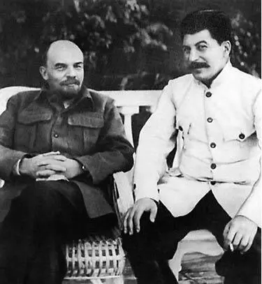 Сталин и Ленин в Горках Начало 1920х годов А 13 декабря 1922 года Ленин два - фото 8