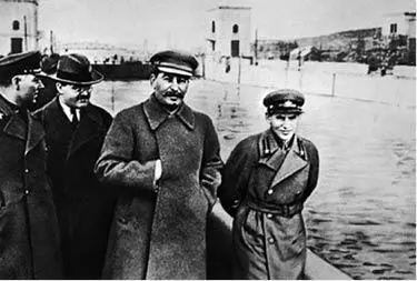 И Сталин К Ворошилов и Н Ежов инспектируют Беломорканал 1933 год В - фото 11