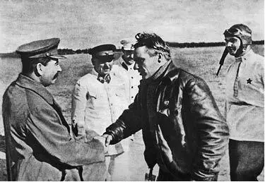 И Сталин с В Чкаловым и А Беляковым 1936 год 12 июля 1937 года начался - фото 12