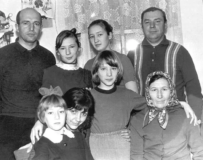 А лесозавод хоть стоял у воды погибал от жажды и пил спиртное не просыхая - фото 12