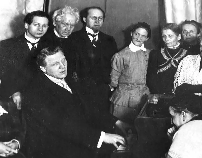 Ф Шаляпин выступает в кабинете Савиной 1910е гг МГ Савина по - фото 98