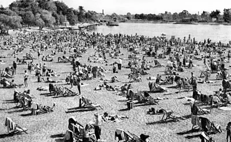 Пляж ЦПКиО 1950е гг На водных велосипедах 1950е гг Преобразования - фото 127
