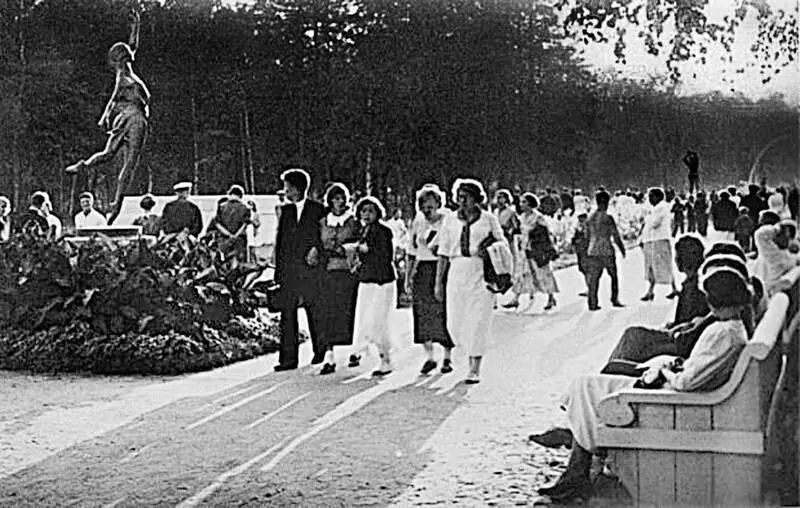 На Центральной аллее ЦПКиО 1937 г Спортивная тема являлась для ЕА - фото 157