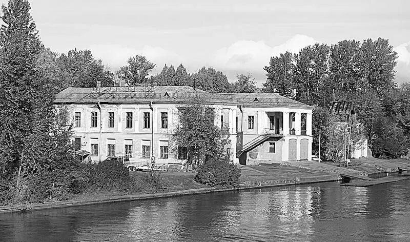 Гребной клуб Знамя 2014 г В июне 1895 г над вновь построенным зданием - фото 209