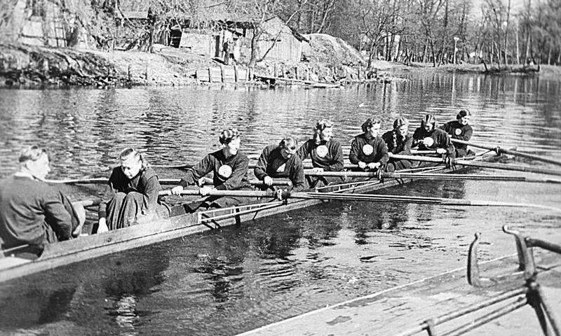 Гребцы на Крестовке 1959 г О былом величии гребли ныне свидетельствует - фото 215
