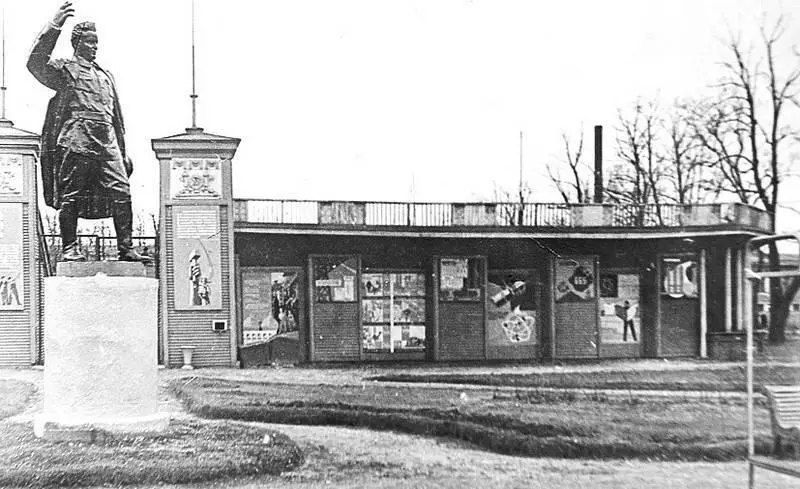 Площадь у входа и памятник СМ Кирову 1930е гг Тир Динамо - фото 221