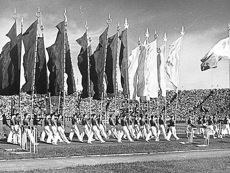 Парад в честь открытия стадиона 1950 г А первый парад здесь состоялся в день - фото 230
