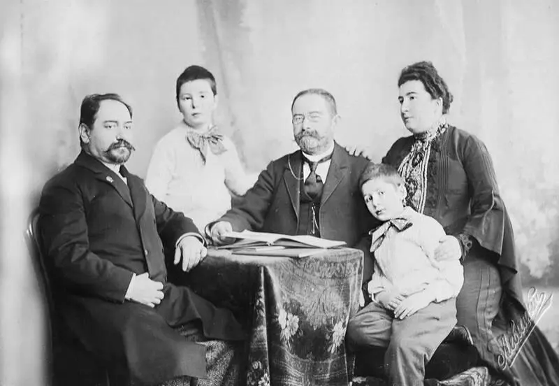 ЯЛ Травин в центре с семьей 1900е гг В советское время в бывшем доме - фото 293