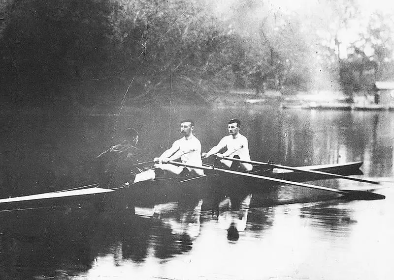 Братья Левтеевы в гребном клубе Стрела 1888 г В 1905 г младший из - фото 295