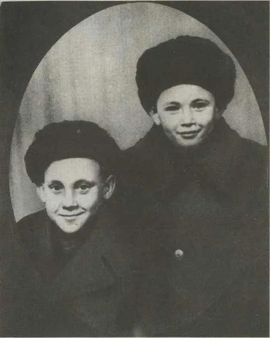 1947 год С отцом и Евгенией Степановной 1949 год Студенческие годы - фото 3