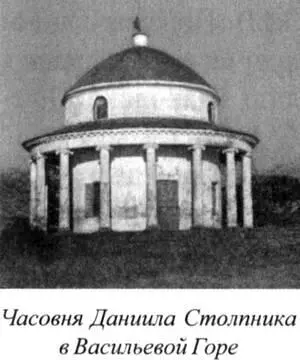 Глебов с увлечением занимался службами и хозяйством своей огромной усадьбы В - фото 90