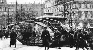 Трофейный танк Mk IVсамка поддерживает действия контрреволюционного - фото 202