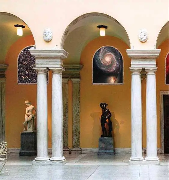 Внутренний двор музея Скульптура Неизвестный мастер Женская головка - фото 5