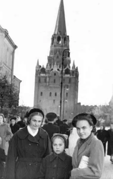С коллегой на Красной площади в Москве 1957 г Августина студентка - фото 101